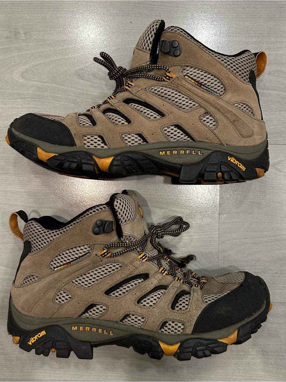 Merrell Moab Mens 9 Ventilator Mid Vibram Walnut Hiking Shoes Boots J86593